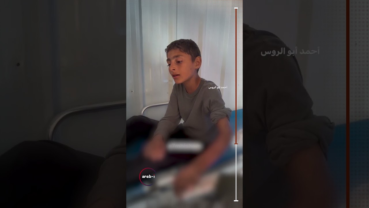 طفل يتلو القرآن الكريم أثناء مداواة يده المصابة